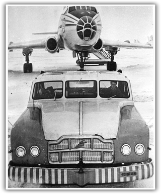 Illustration for article titled This Old Soviet Airport Car Was Probably The Biggest Sedan In The World